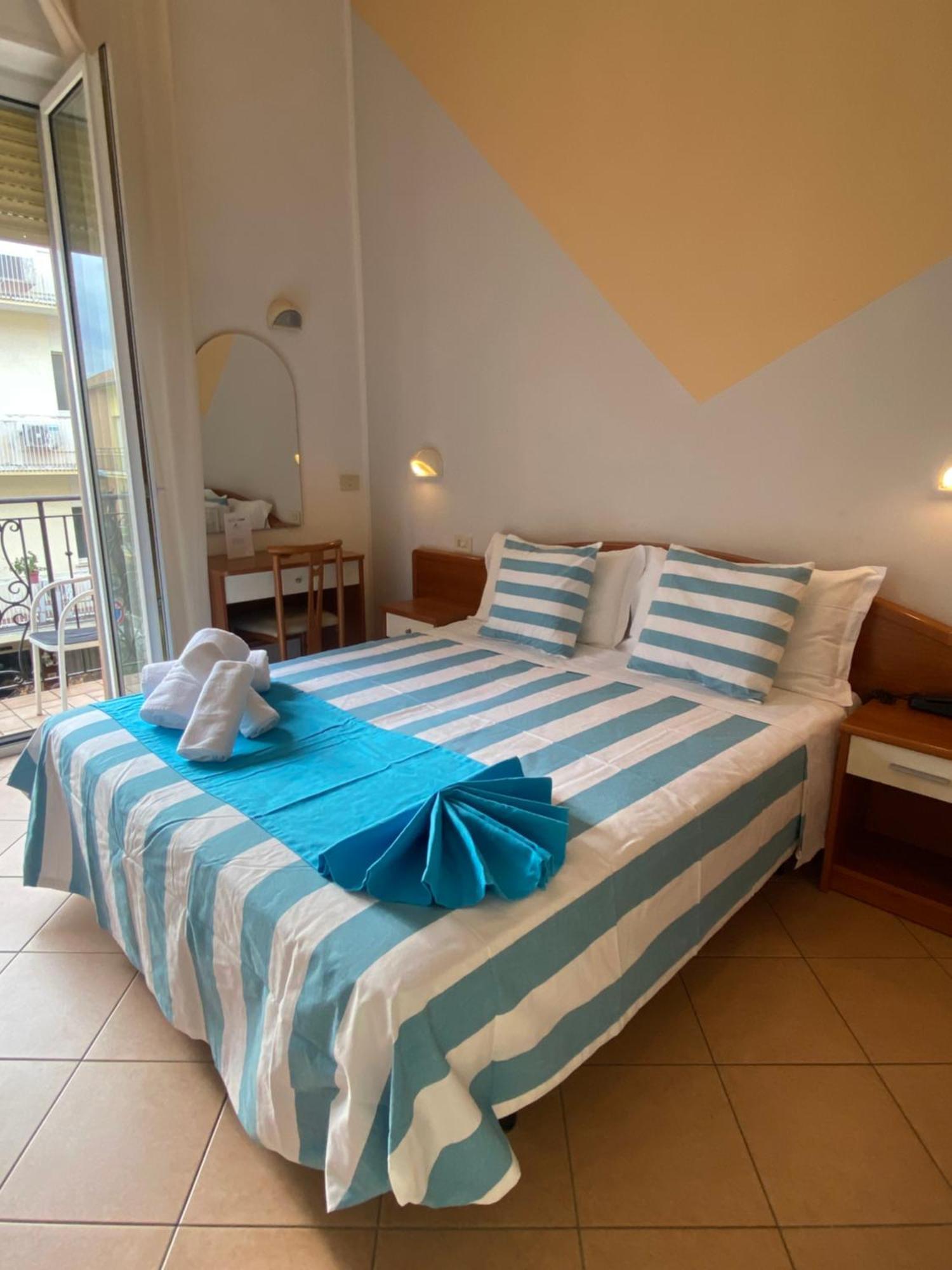 Hotel Villa Caterina リミニ エクステリア 写真
