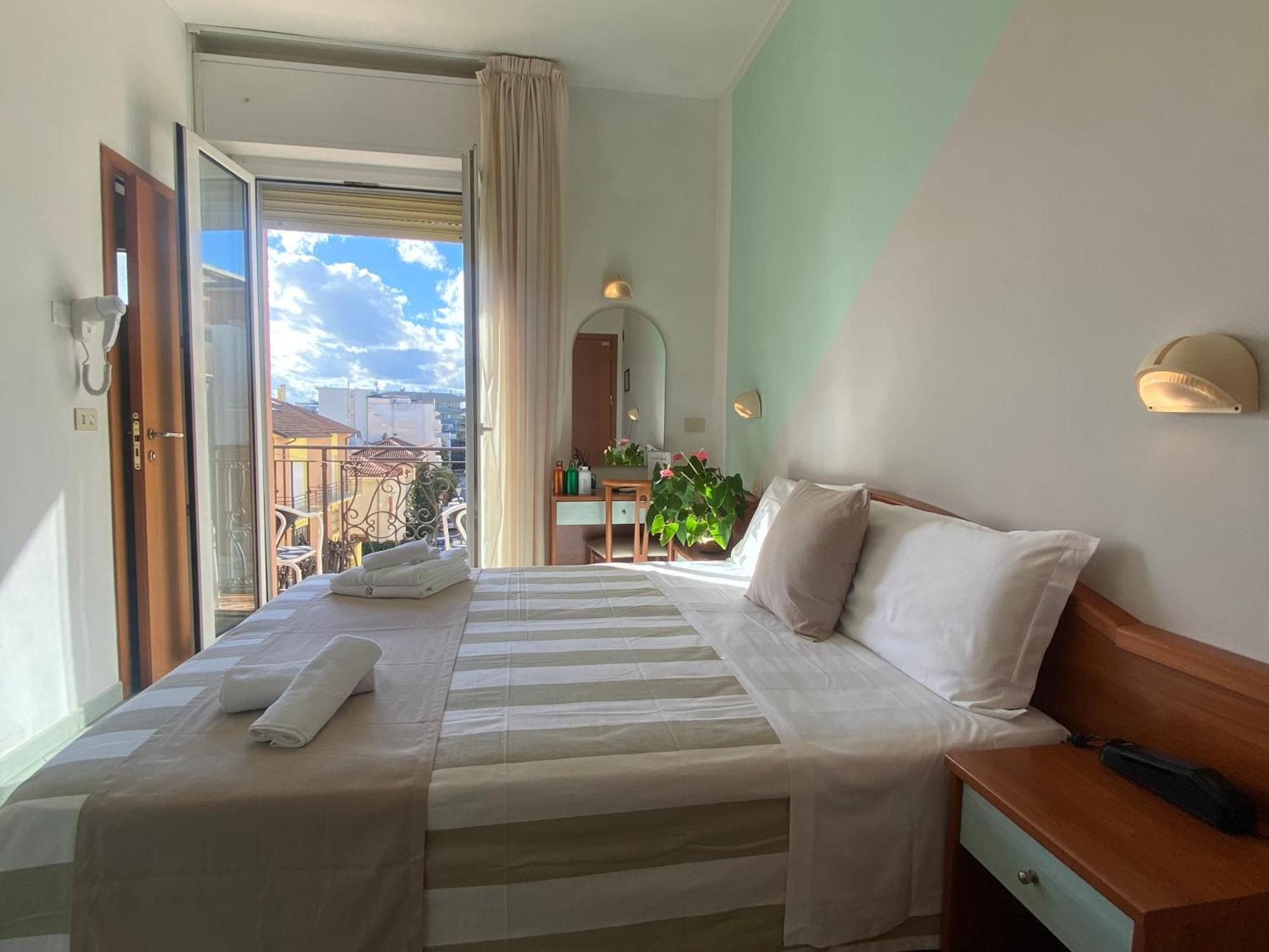 Hotel Villa Caterina リミニ エクステリア 写真