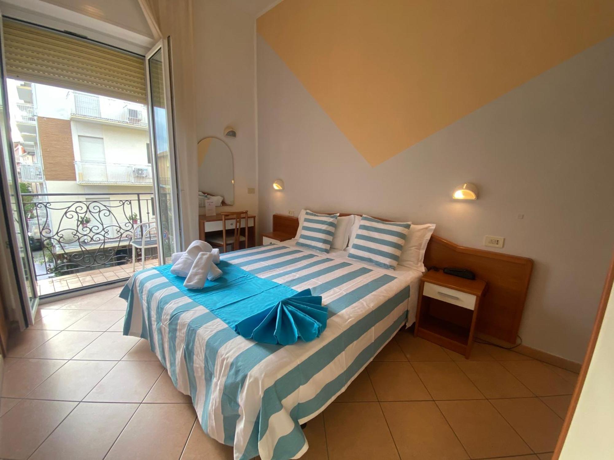 Hotel Villa Caterina リミニ エクステリア 写真