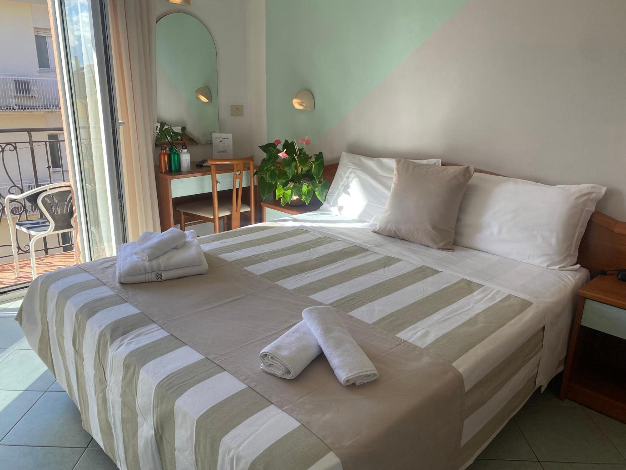 Hotel Villa Caterina リミニ エクステリア 写真