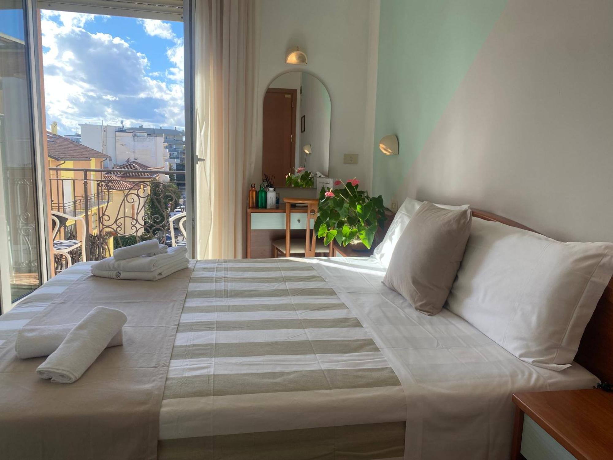 Hotel Villa Caterina リミニ エクステリア 写真