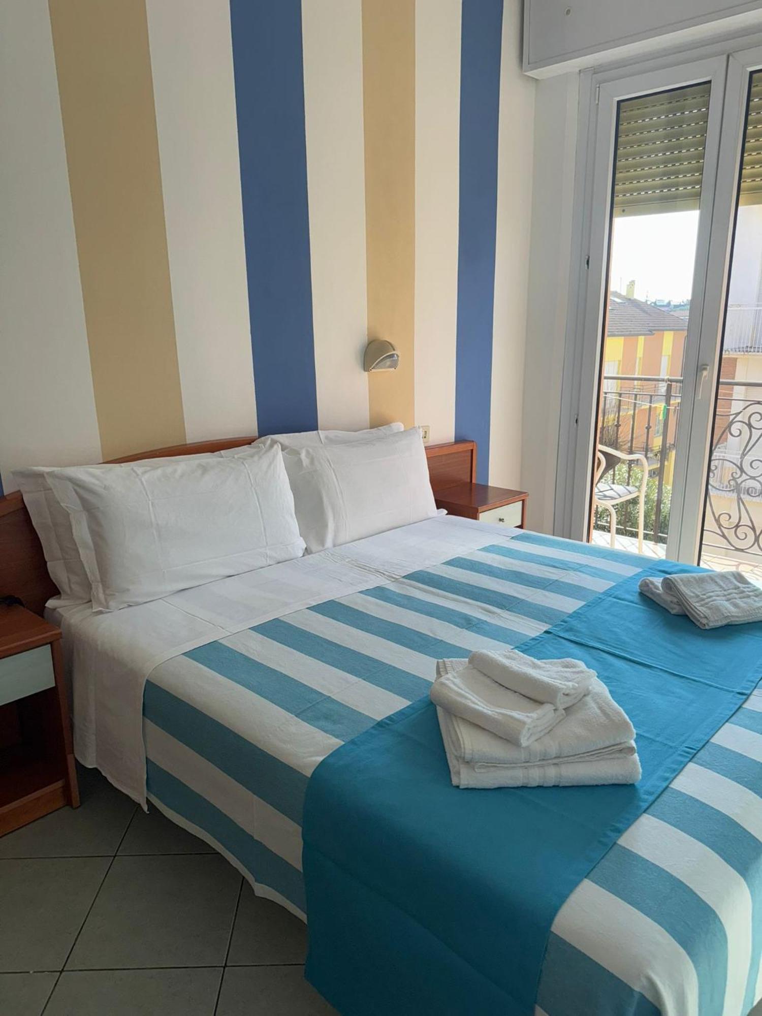 Hotel Villa Caterina リミニ エクステリア 写真